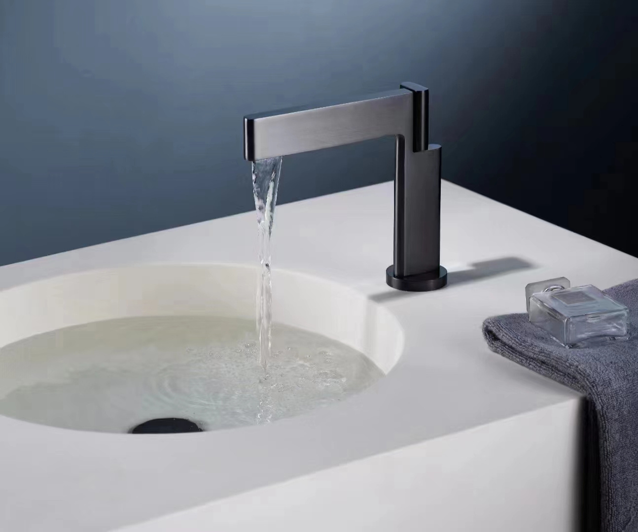 Luxury design artistic High quality brass bathroom wash hot cold matte black basin faucet