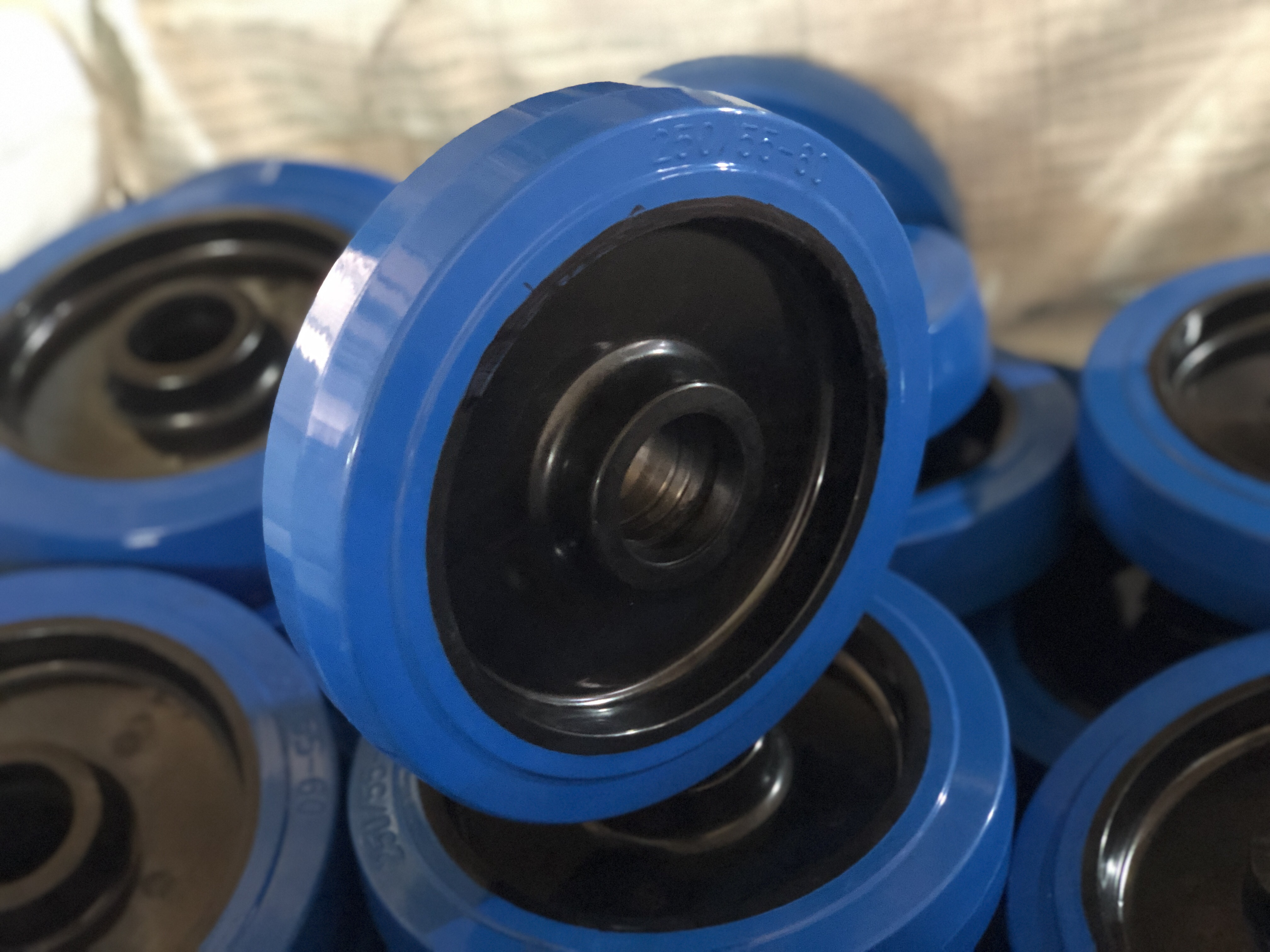 SQ Castor Manufacturer Wheels and Castors Blue Rubber Tyre on Polyamide Wheel Rim