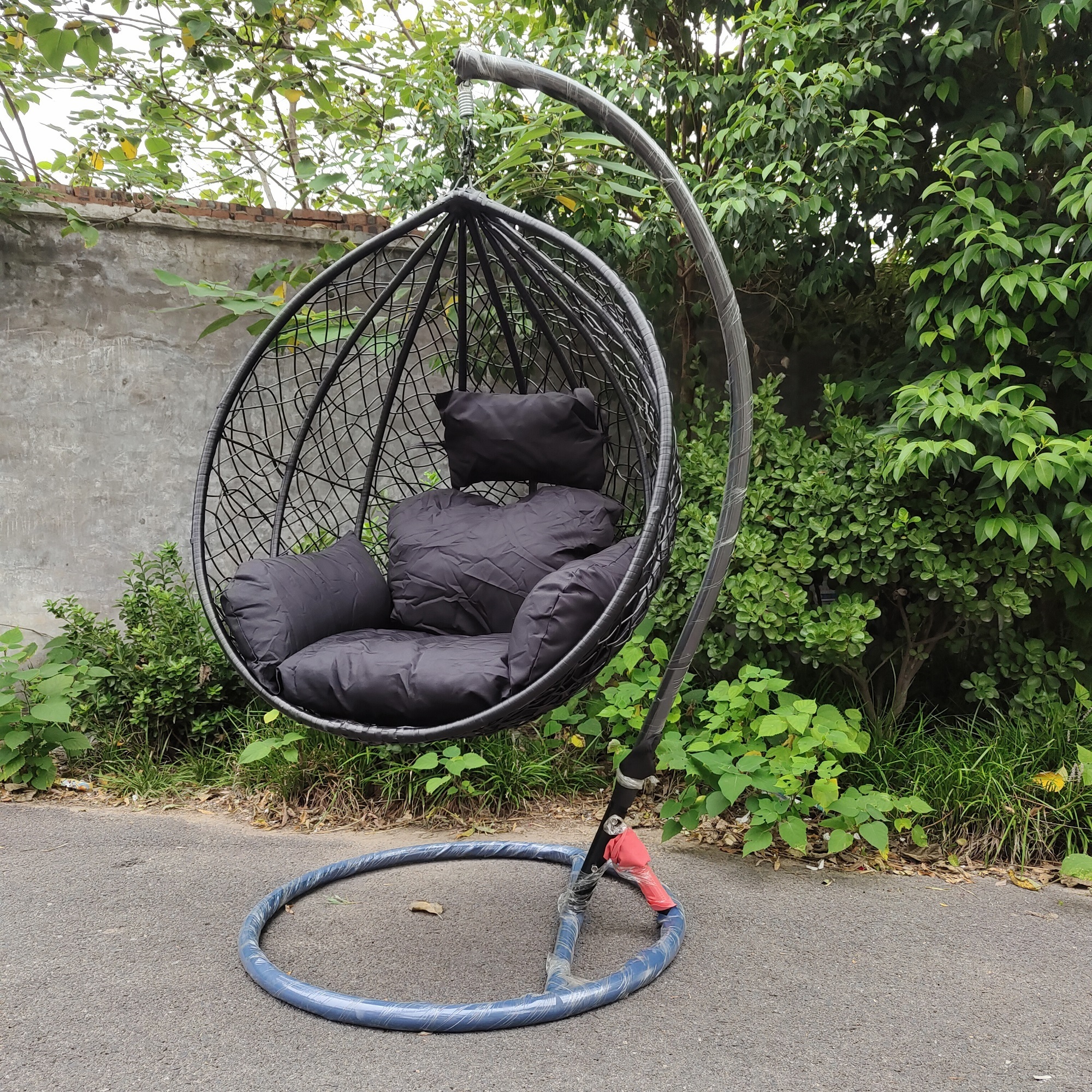 Beautiful single seat swing chair cheap hanging egg chairs for garden patio swings hanger