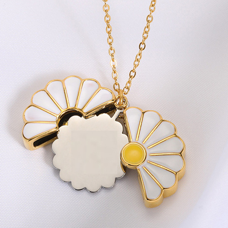 New Daisy Jewelry Necklace Women's Gold Pendant Flower Necklace Letter Blank Engraving Personalized Pendant Necklace