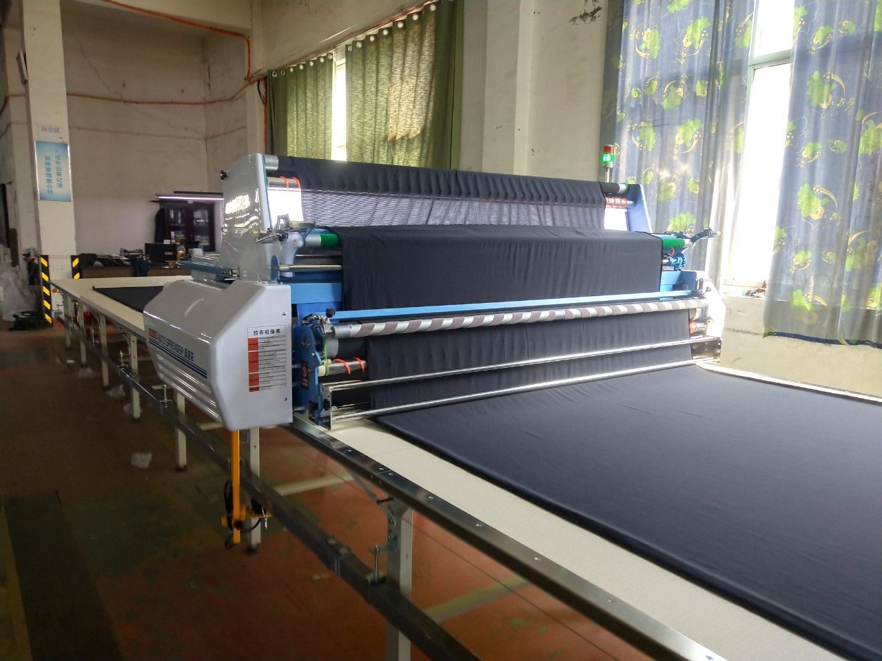 fabric spreading  machine spreader fabric manual garment factory cutting table cloth spreading machine