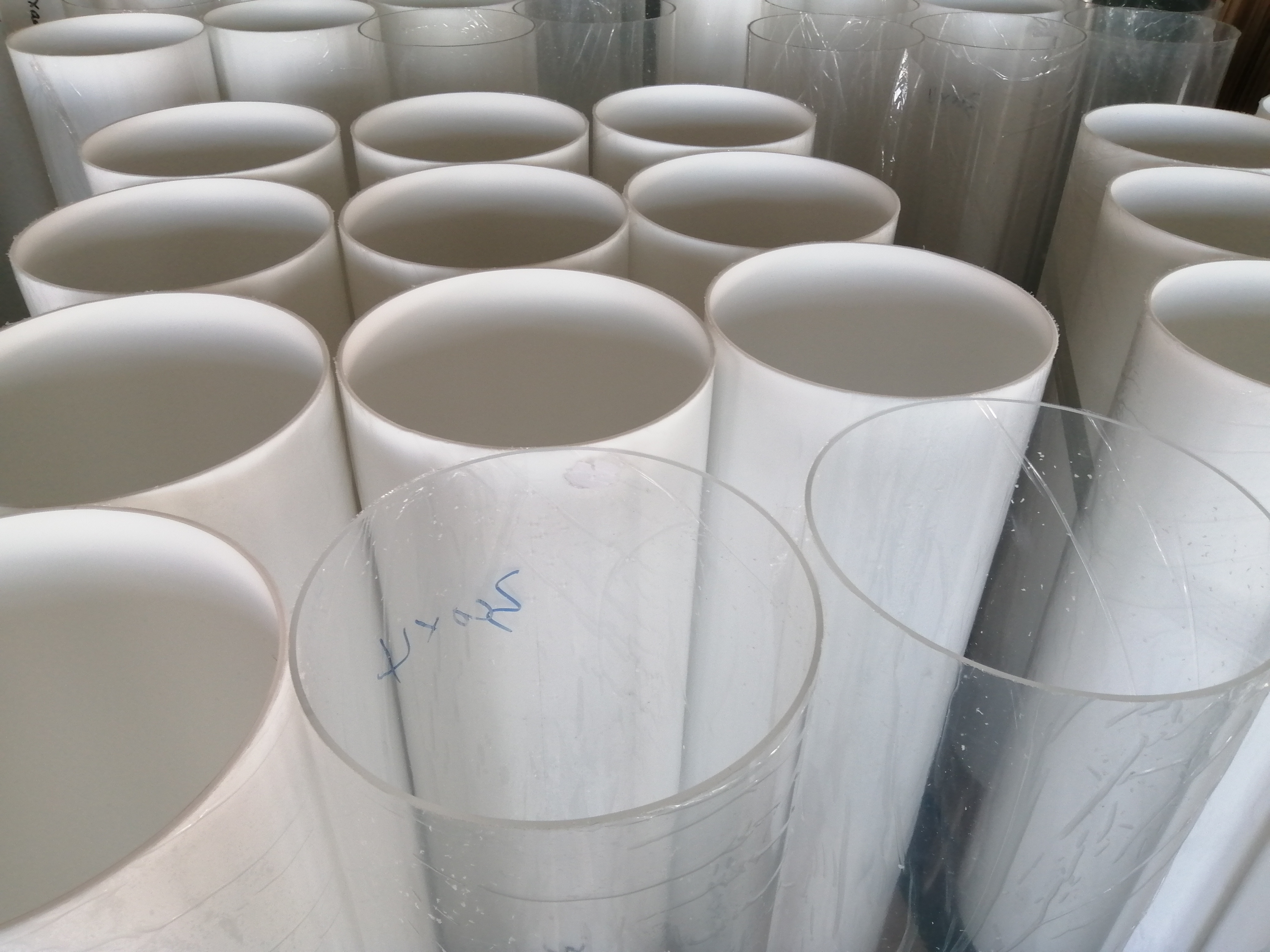 Sturdy Large Acrylic Round Cylinder Plinths Clear Cylindrical Display Plinths for Exhibitions Events Weddings