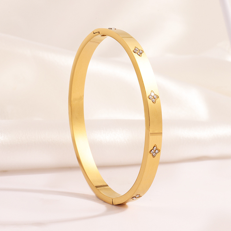 Classic jewelry 18k gold plated stainless steel cuff waterproof clover bangle bracelet for women