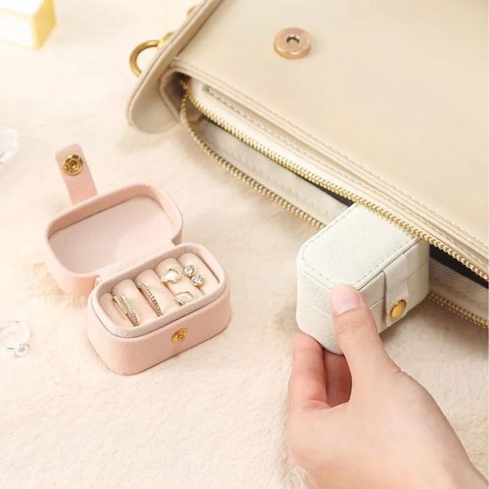 2023 new customized travel jewelry case brand logo jewelry safe box pu leather storage case jewelry packaging box with logo