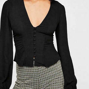 Ruched V-neck front button closures cropped textured women blouse with puff shoulder 2023 2023