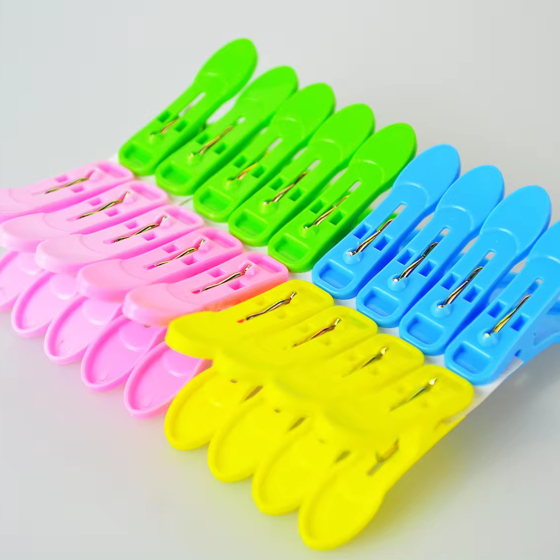 20pcs per set Hot Selling Four Colors Clothes Pegs Big Small Plastic Clothes Pegs design clips Windproof Cloth Pegs For Sale Dry