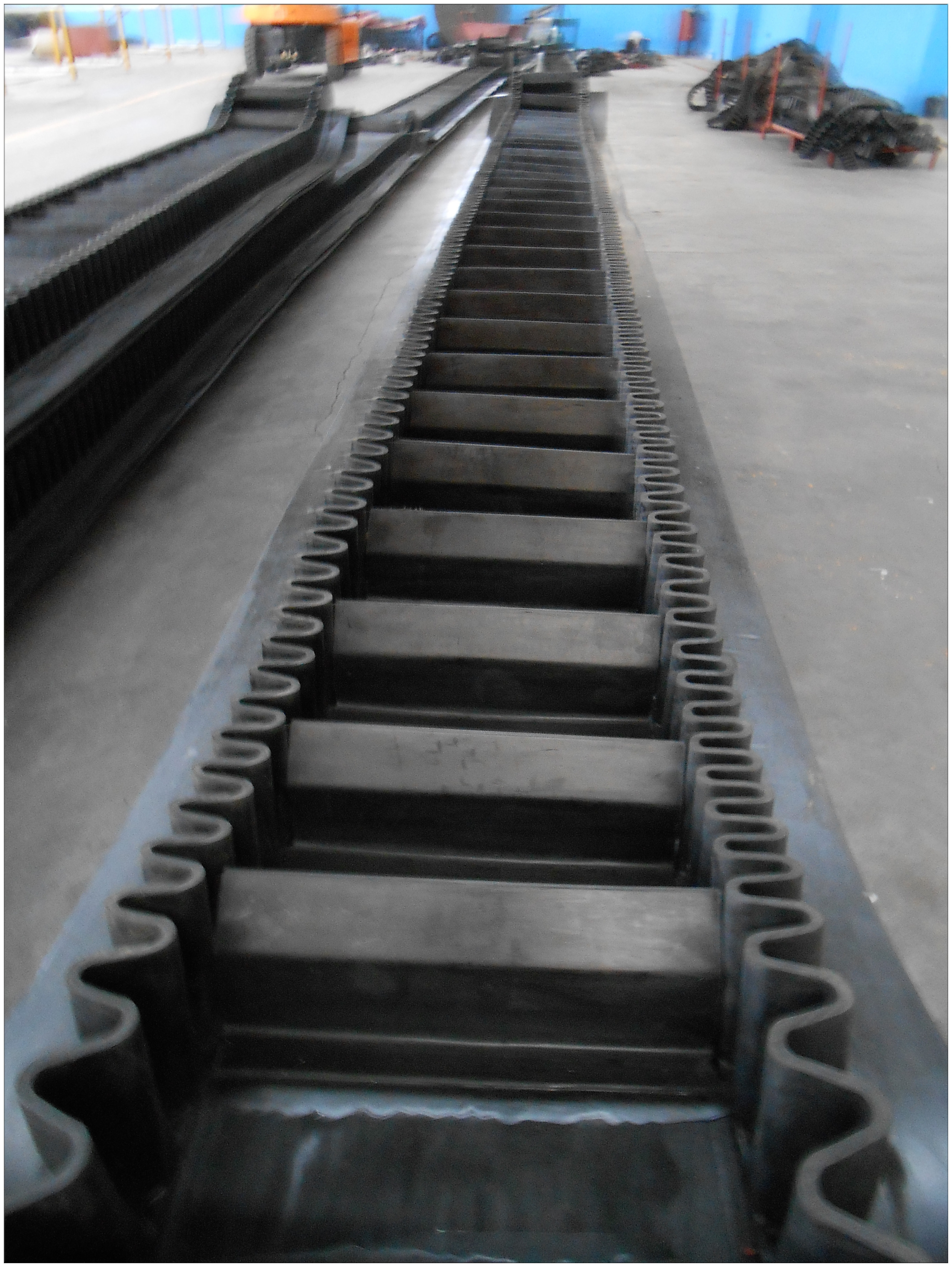 unloading steep angle inclining rubber side wall corrugated conveyor belt