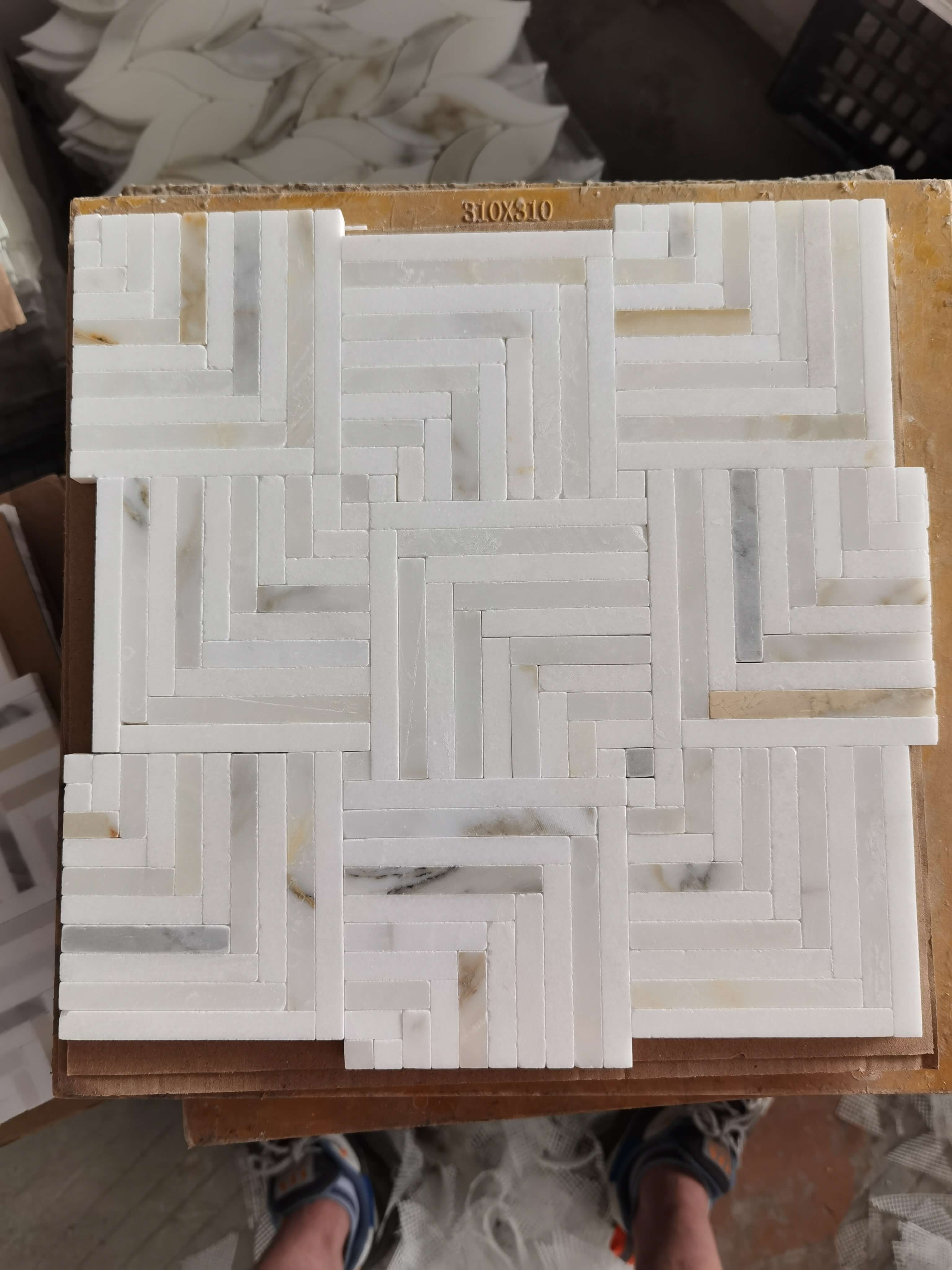 Mixed honed stone home decoration tile floor mosaic marble bathroom wall paving customizable marble mosaic floor