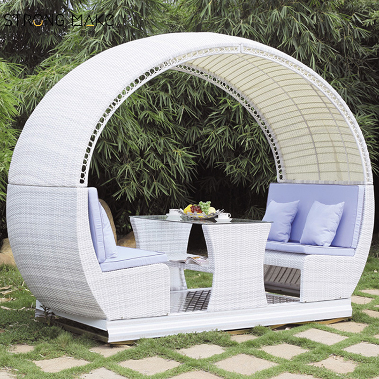 Patio Comfortable Outdoor Furniture Daybed Swings Modern Swivel Rocking Natural Rattan Cane Garden Sofa