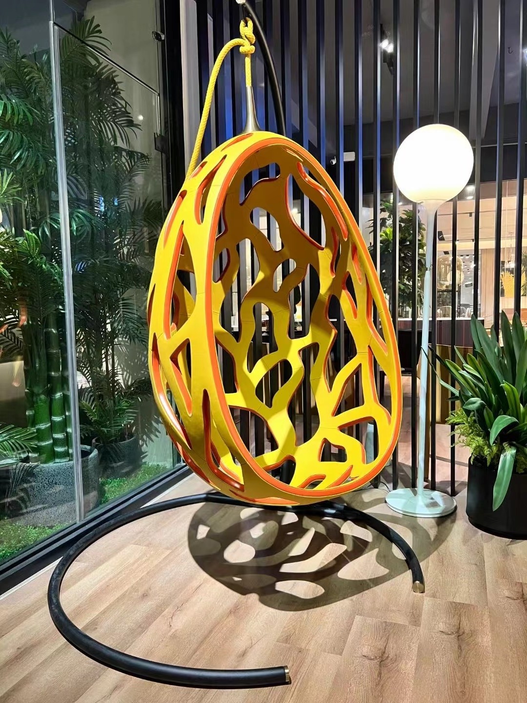 2022 new design fiberglass egg pod hanging chair swinging chair for living room