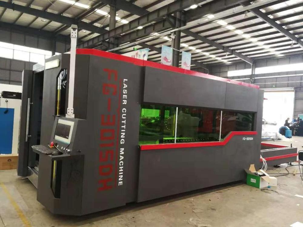 SUDA Industrial 4kw Metal Enclosed Fiber Laser Cutting Machine with Auto Exchange Table and Enclosed Cover