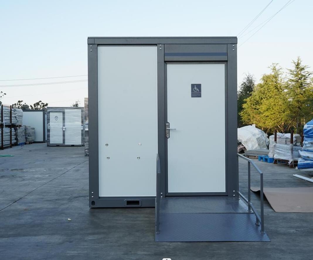 Suihe 10ft Outdoor Prefab Mobile Portable Public Toilet  for wheel chairs