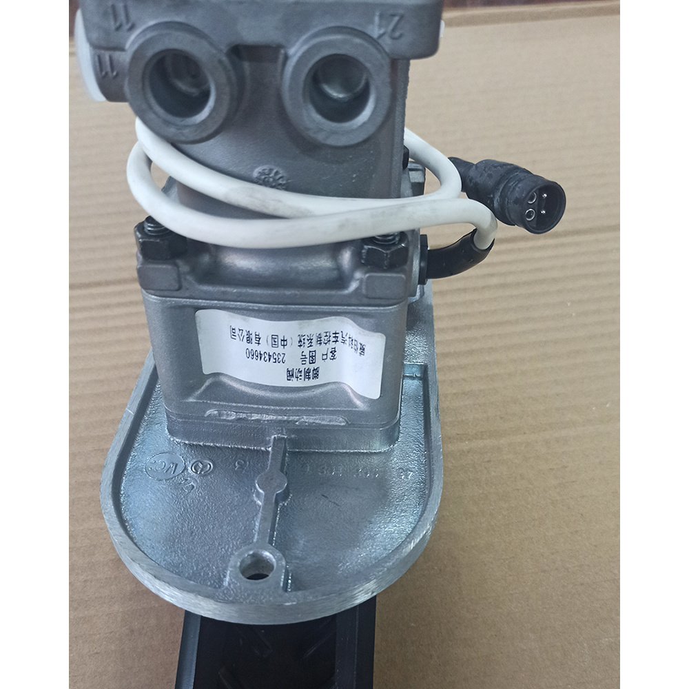 High Quality Bus Chassis Parts Foot Brake Valve 235434660 For truck kinglong Yutong Bus