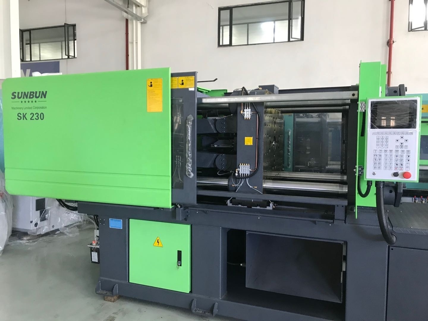 Semi Auto China Sunbu 230 Ton Manual Hydraluc Plastic Injection Molding Machine With Servo Motor