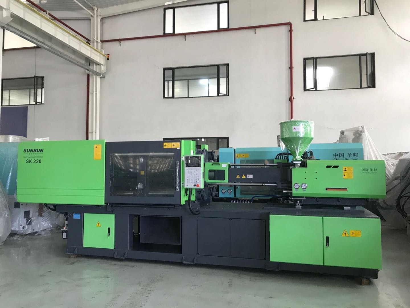 Semi Auto China Sunbu 230 Ton Manual Hydraluc Plastic Injection Molding Machine With Servo Motor