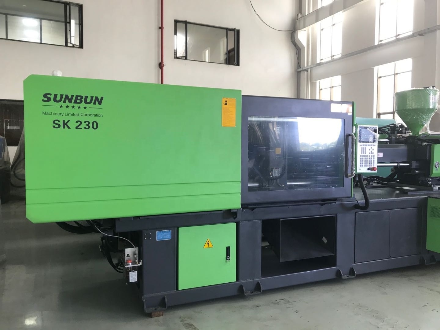 Semi Auto China Sunbu 230 Ton Manual Hydraluc Plastic Injection Molding Machine With Servo Motor