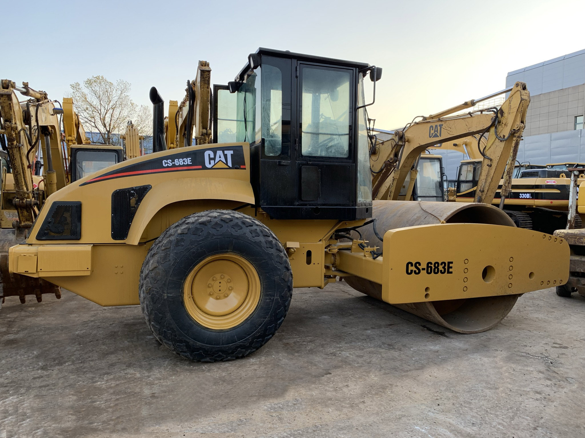 Fairly Used 20 ton Caterpillar Road Roller CAT 683 Road Paving Machinery Soil Compactor