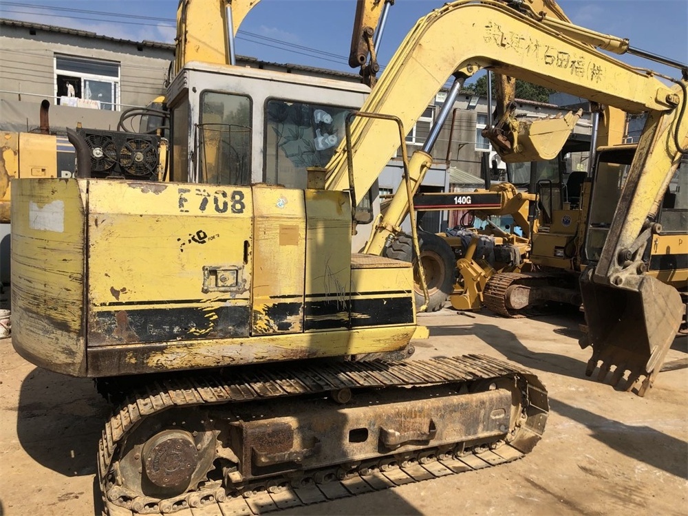 Second Hand Small-Size Crawler Excavator Caterpillar E70B, Used Tracked Digging Machine for Earth Moving