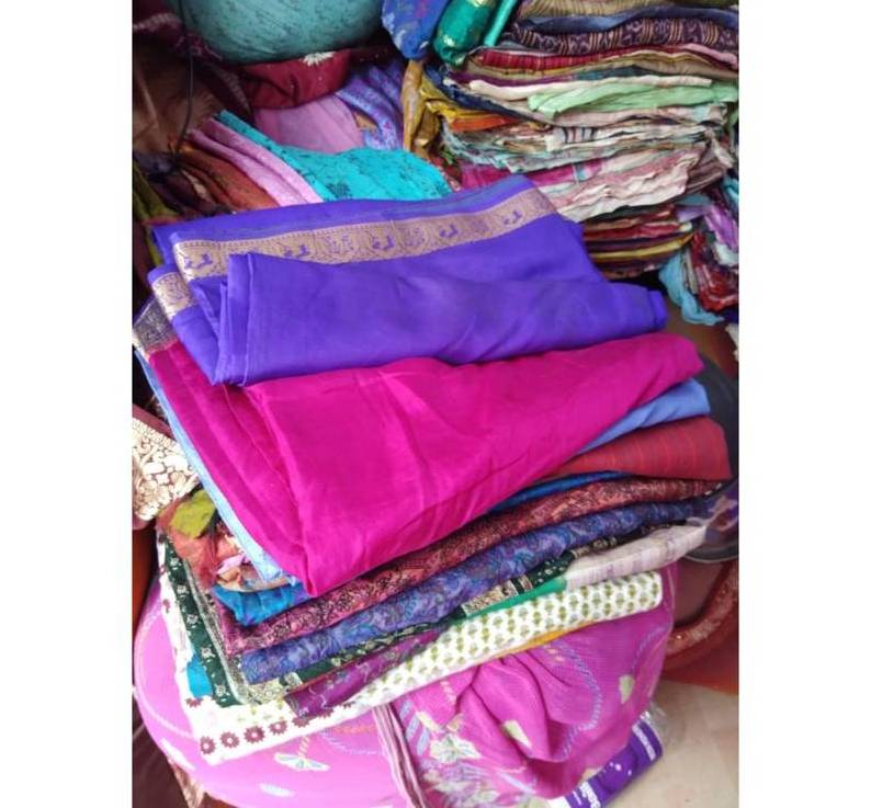 Wholesale Indian Vintage Women Wear Night Gown Maxi Kimono Kaftan Skirt Dress Making Recycled Used Crepe Silk Sari Fabric