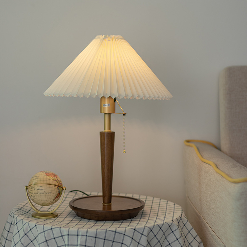 European Retro Pleated Table lamp With Wood Base For Living Room Pull Chain Switch