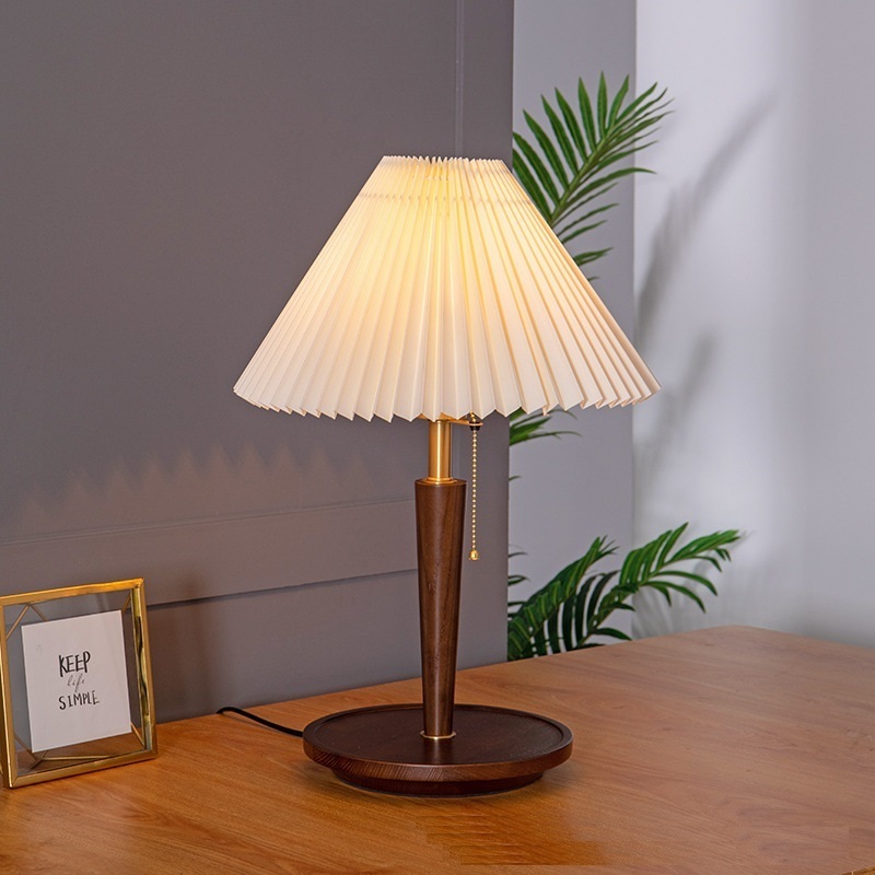 European Retro Pleated Table lamp With Wood Base For Living Room Pull Chain Switch