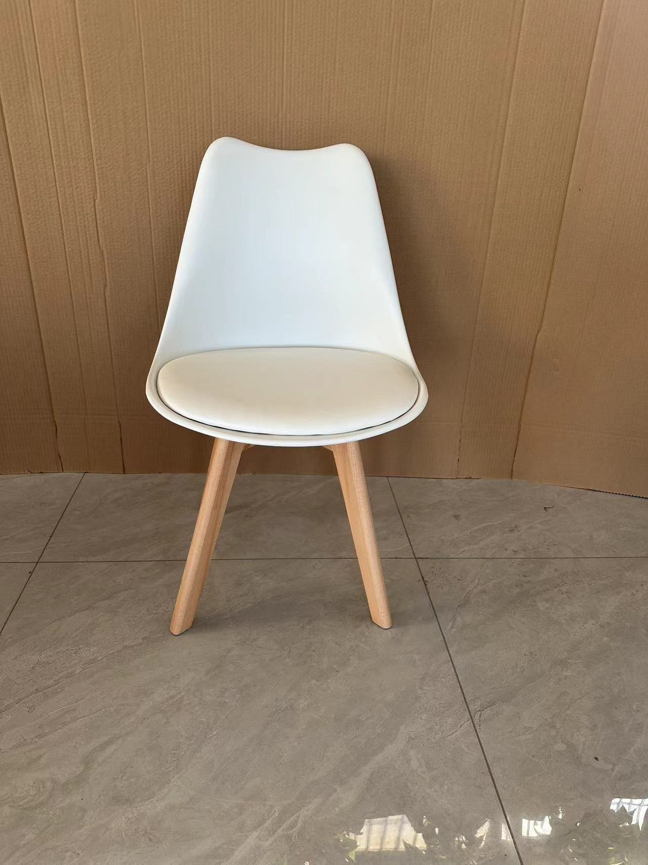 Sedia imbottita seduta plastic gambe legno colore bianco portata Padded plastic seat wooden legs white color chair