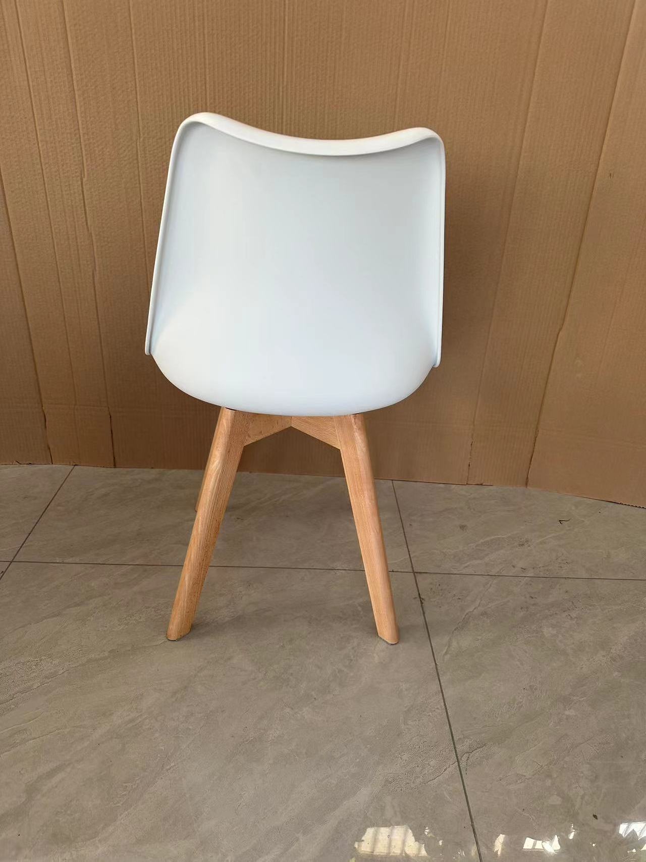 Sedia imbottita seduta plastic gambe legno colore bianco portata Padded plastic seat wooden legs white color chair