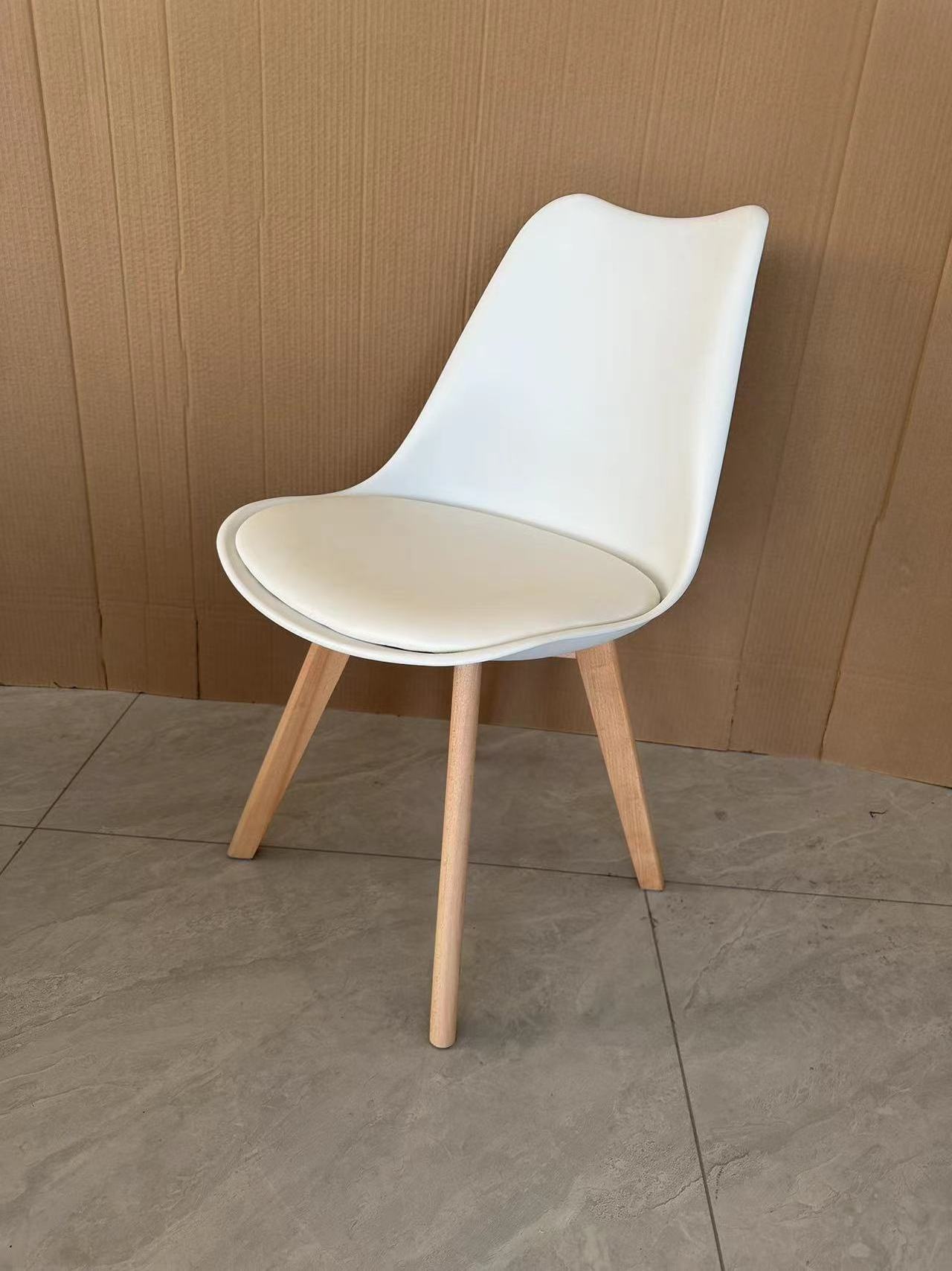 Sedia imbottita seduta plastic gambe legno colore bianco portata Padded plastic seat wooden legs white color chair