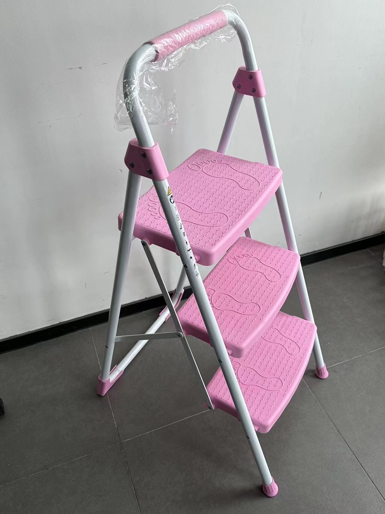 Pink Steel Household Ladder Modern Design Folding Step Ladder For Home Use