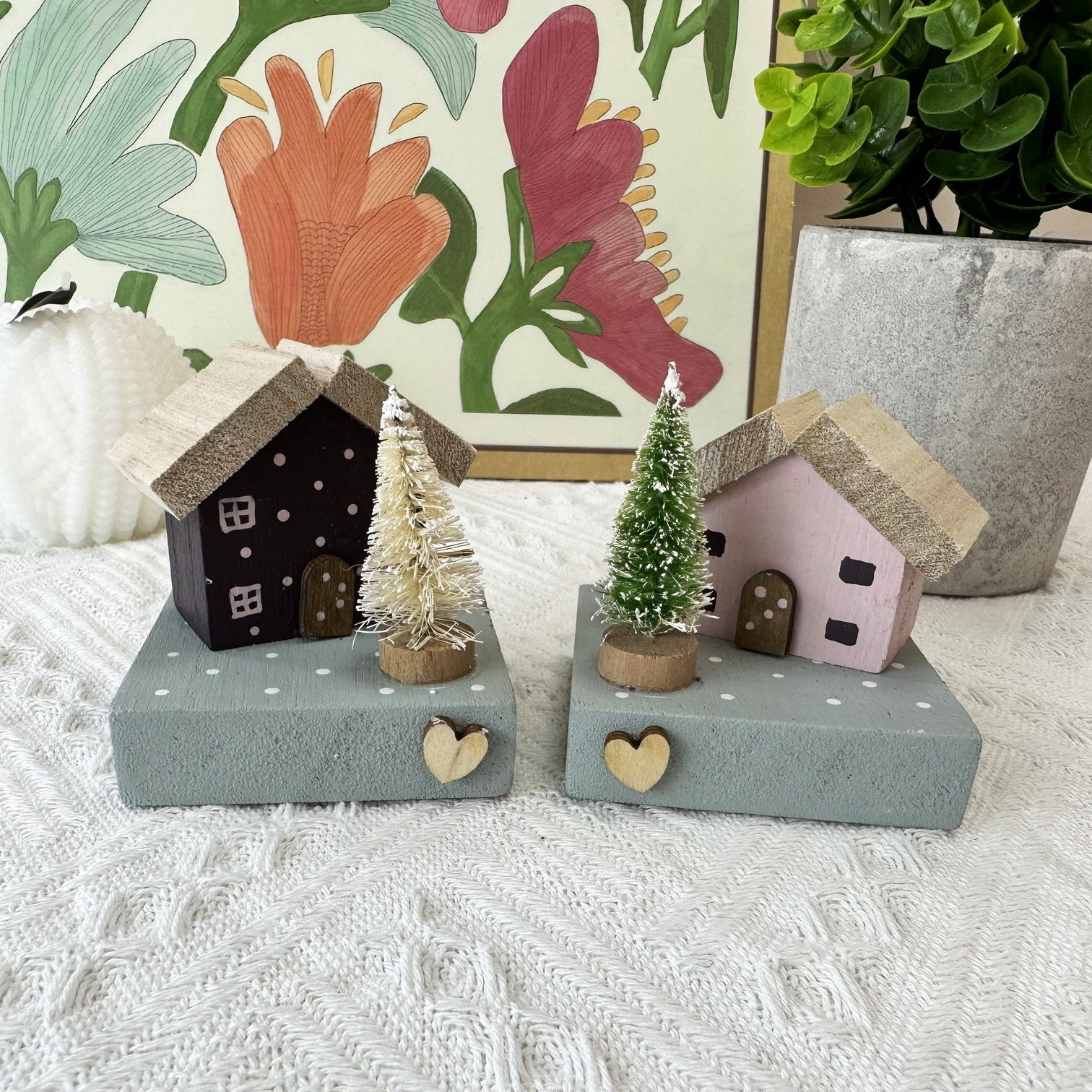 Wholesale Christmas Tree Mini House Pink Small Miniature Cottage Little Artificial Flower Wooden Houses Ornaments