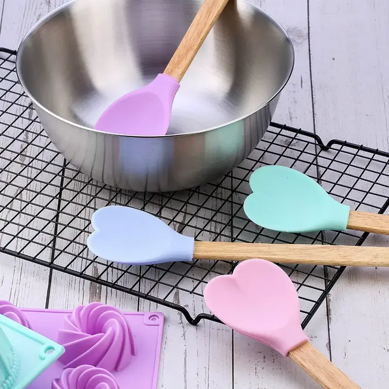 2023 new design Cheap Valentines day Heart Shaped Silicone Spatula With Wooden Handle For Baking Stirring Kitchen tools