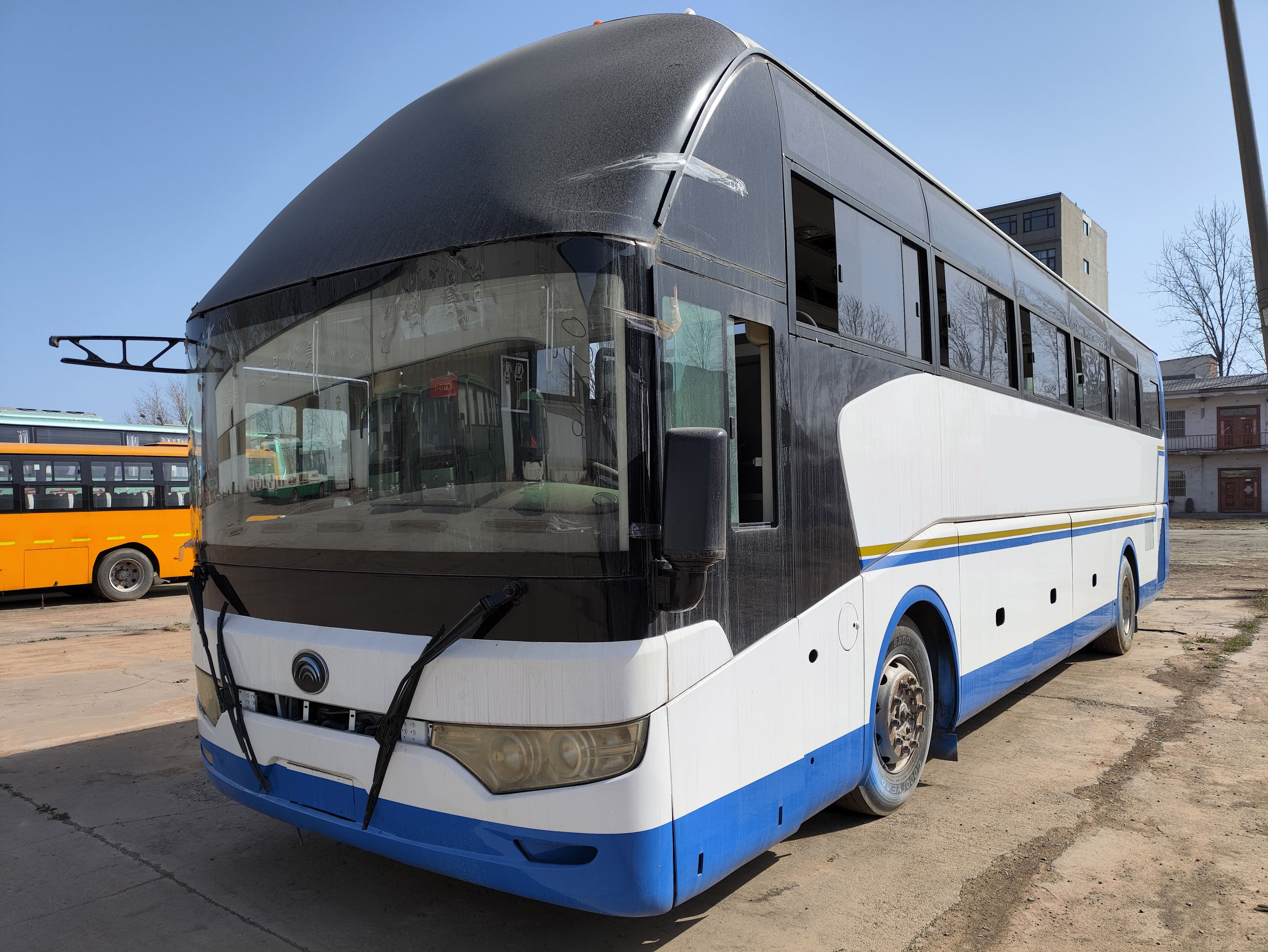 New Arrival Yu tong Bus Used Right Hand Drive Buses Double Rear Axle Coaches 65 Seater Autobus for Sale