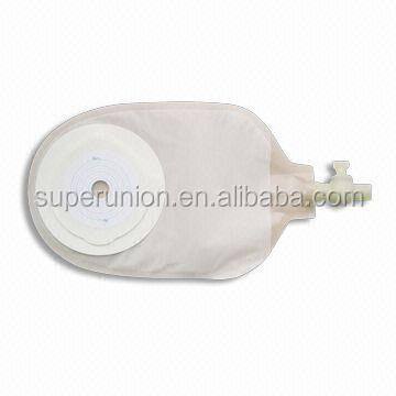 Urostomy bag with hydrocolloid skin protective ring