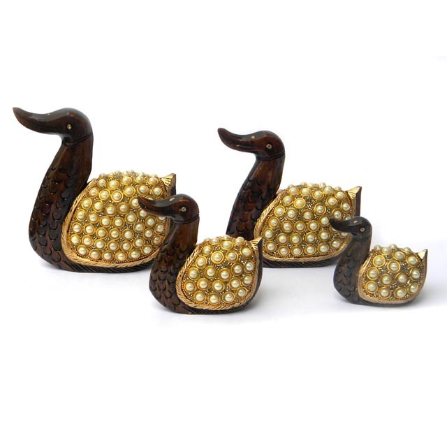 Decorative Natural  Indian  Hand Made Pearl Work on Wooden Duck Statues For Home Decoration Stone Beads Pearl Inlay Work