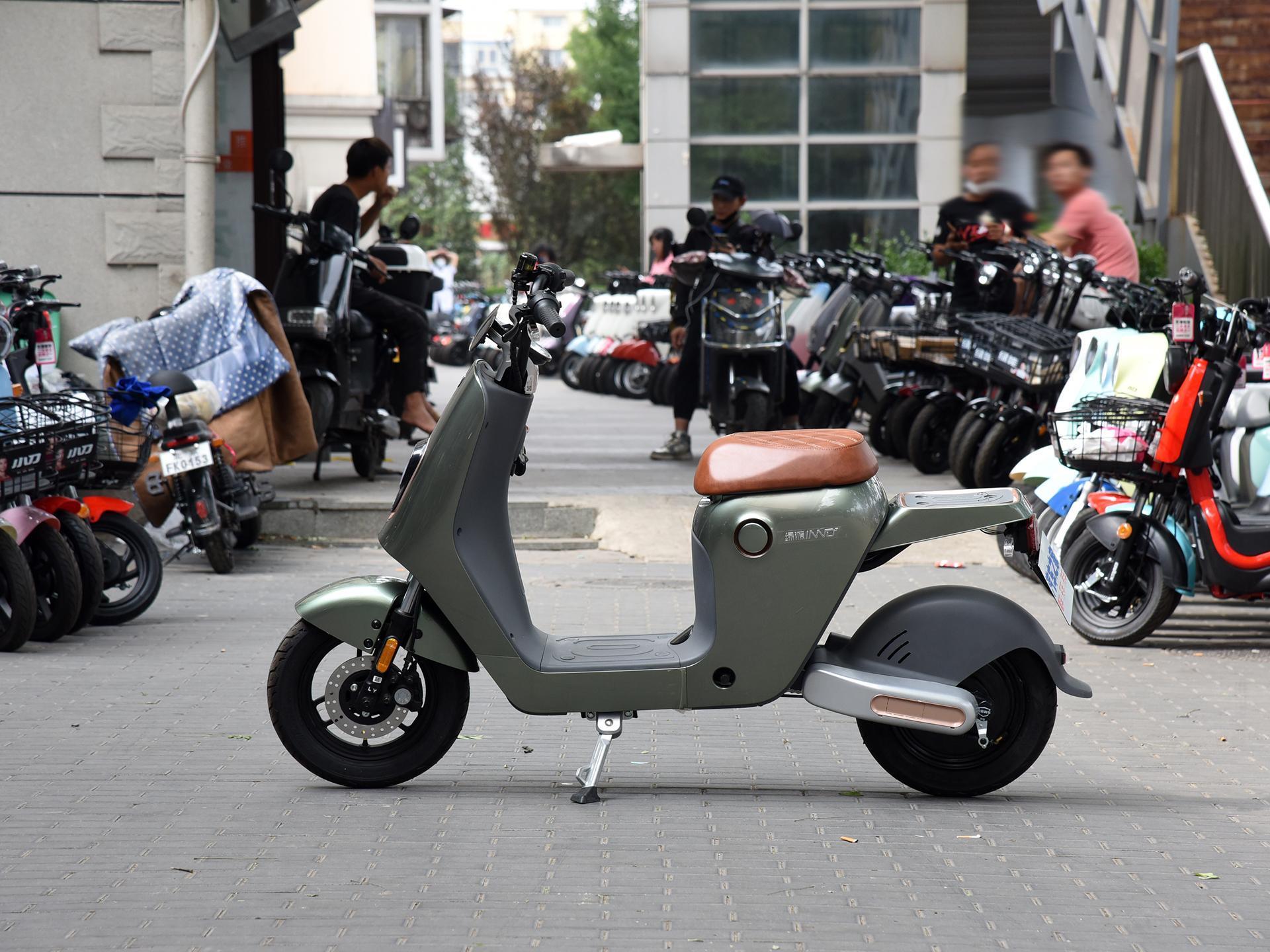 Hot selling 500W pedal assisted electric scooters equipped with 48V lithium batteries for sale as retro electric bicycles