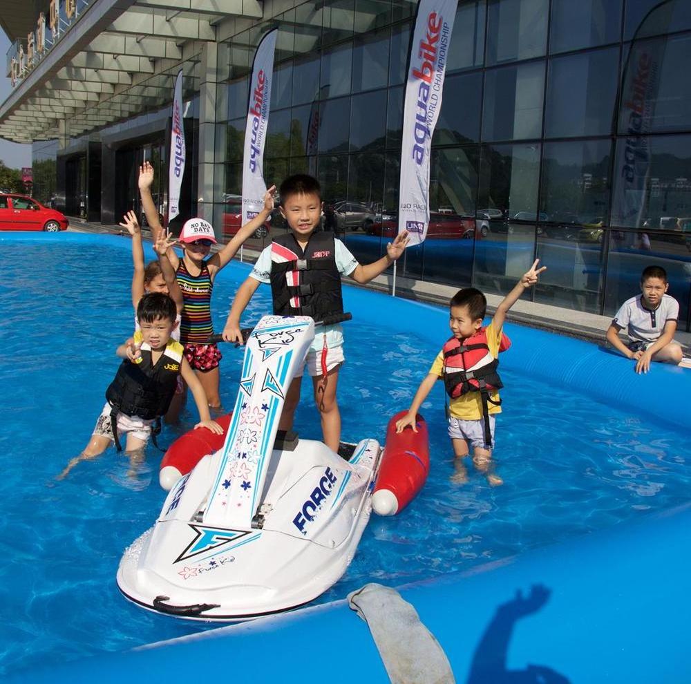 Electric boat, child standing, single, water jet