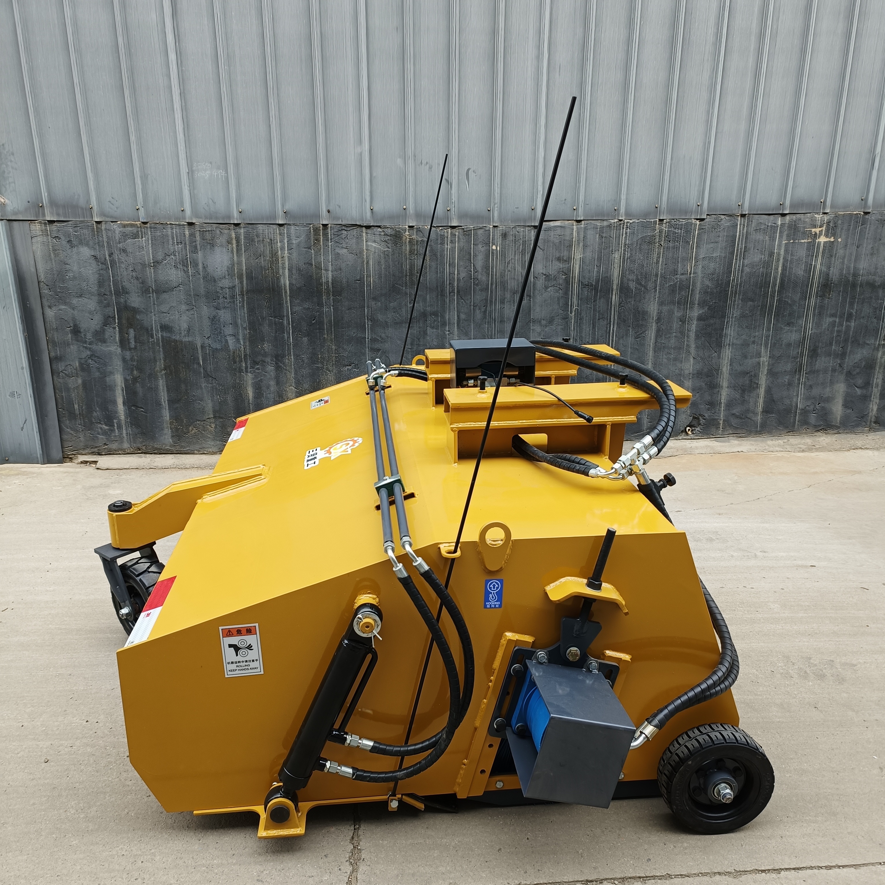 Factory supply   forklift sweeper With Bucket Forklift Broom for automatic hydraulic unloading sweeper easy and fast replacement