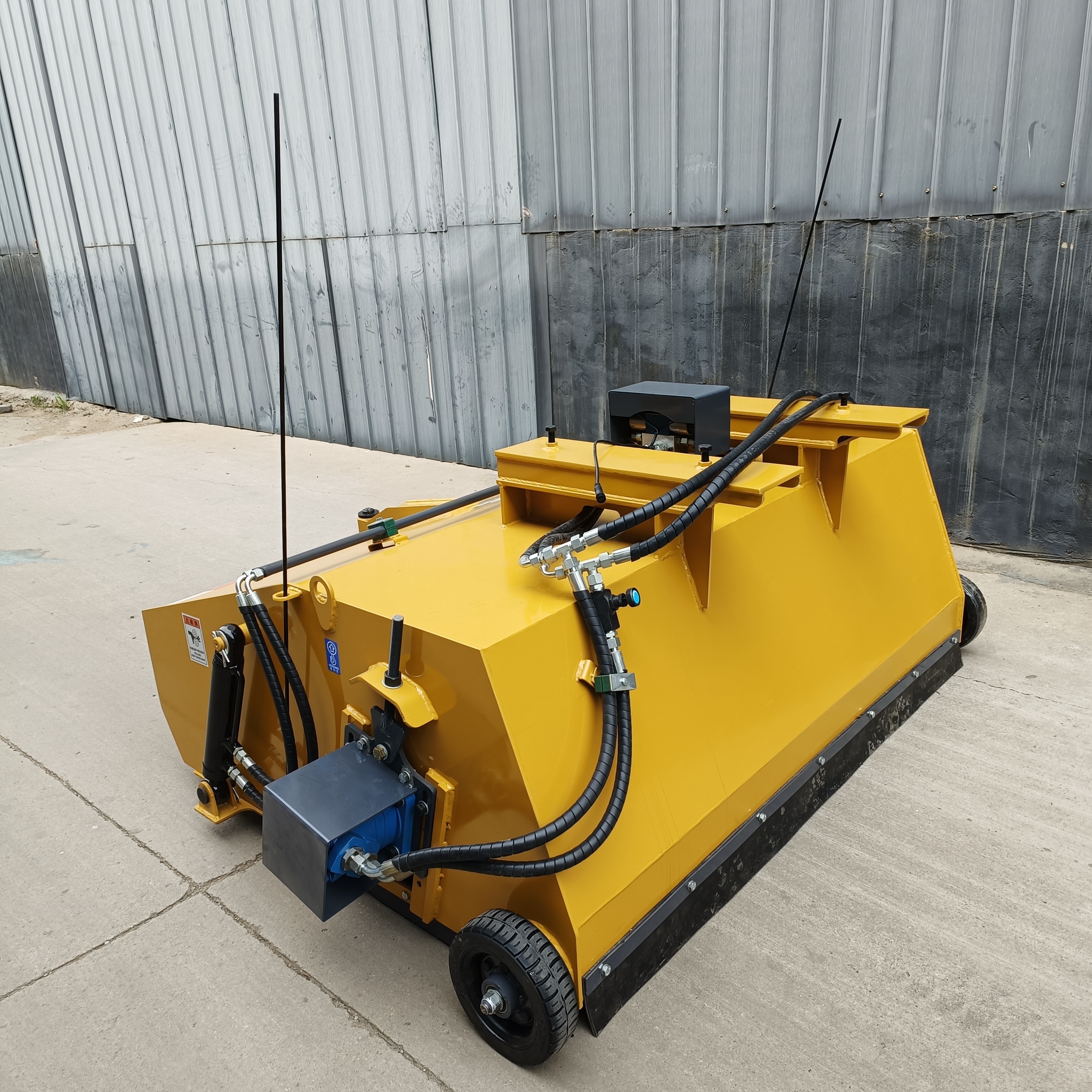 Factory supply   forklift sweeper With Bucket Forklift Broom for automatic hydraulic unloading sweeper easy and fast replacement