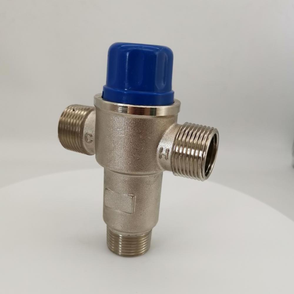 Thermostatic water heater diverter valve