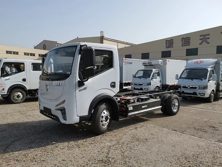 Dongfeng EV18 Hydraulic/Pneumatic Brake 350km NEDC 16.7/20.3cbm Carriage Volume Electric Vehicle Truck Chassis