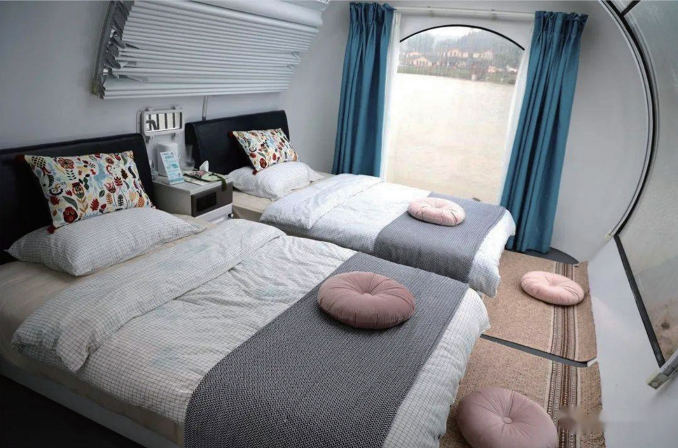 Portable prefab earthquake resist soundproof hotel homestay prefabricated capsule house luxury