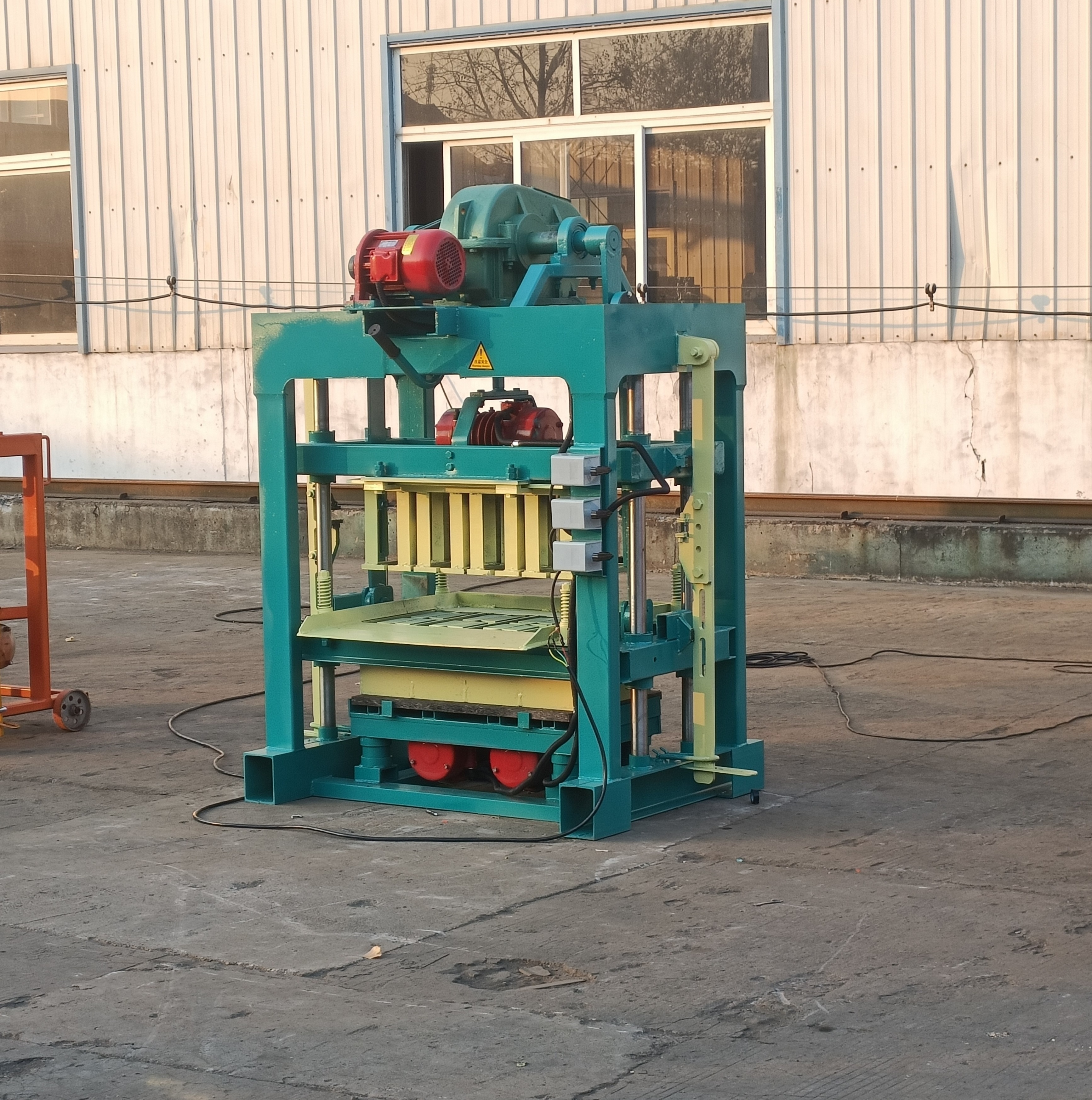 QTJ4-40 Concrete Block Cement Brick Making Machines High Quality And Repurchase Brick block Maker with customized moulds