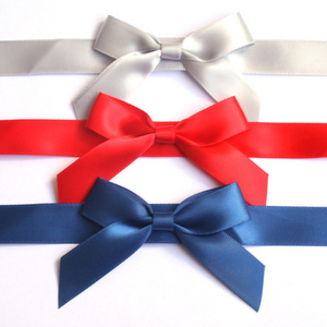 Satin ribbon bows with sticker Making ribbons and bows for invitation cards