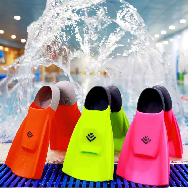 Floating silicon swimming flippers fins short blade wide size pool training swim flipper shoe with fixed heel strap