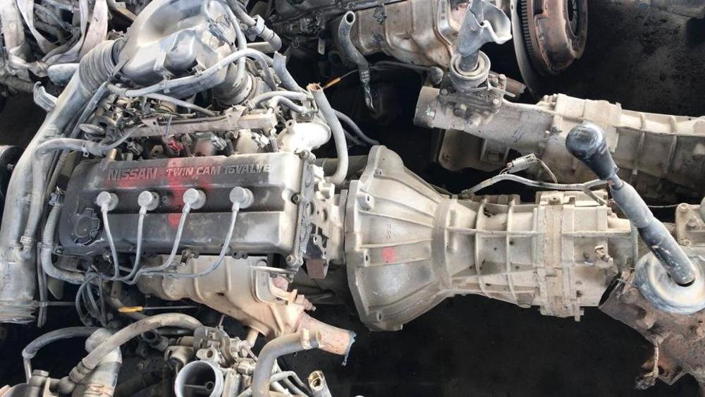 Complete Nissans engine KA24 with transmission for pickup