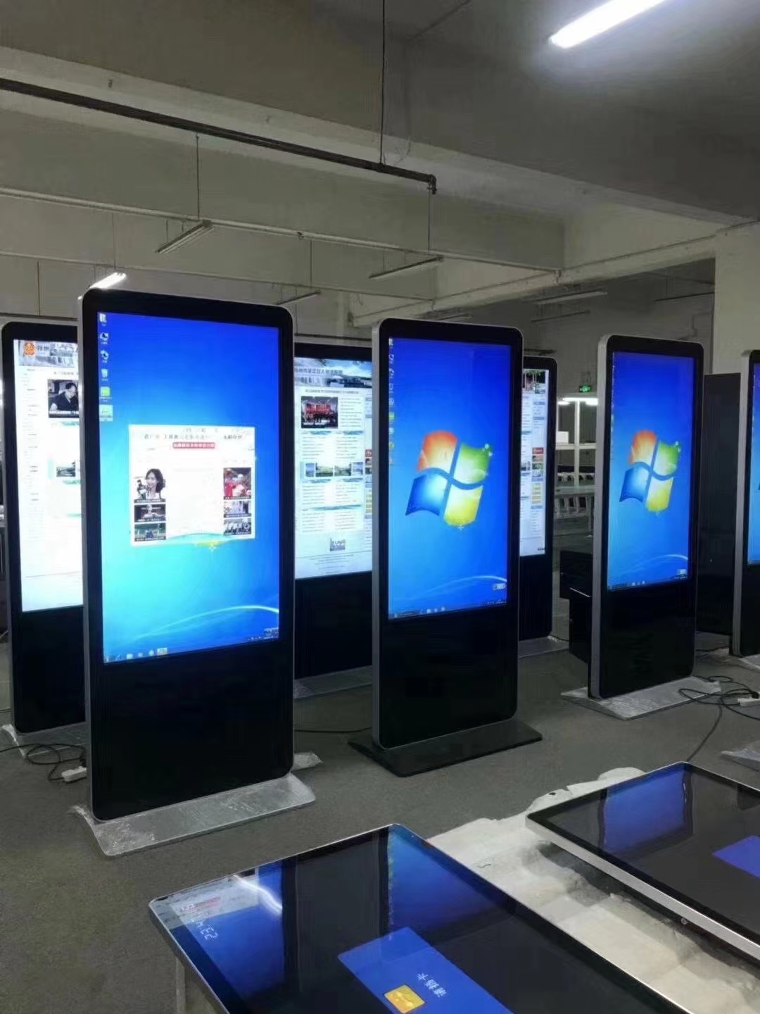 Free Standing Digital Signage Big Screen 86-inch Advertisement 1500nits Outdoor Waterproof Ad Kiosk