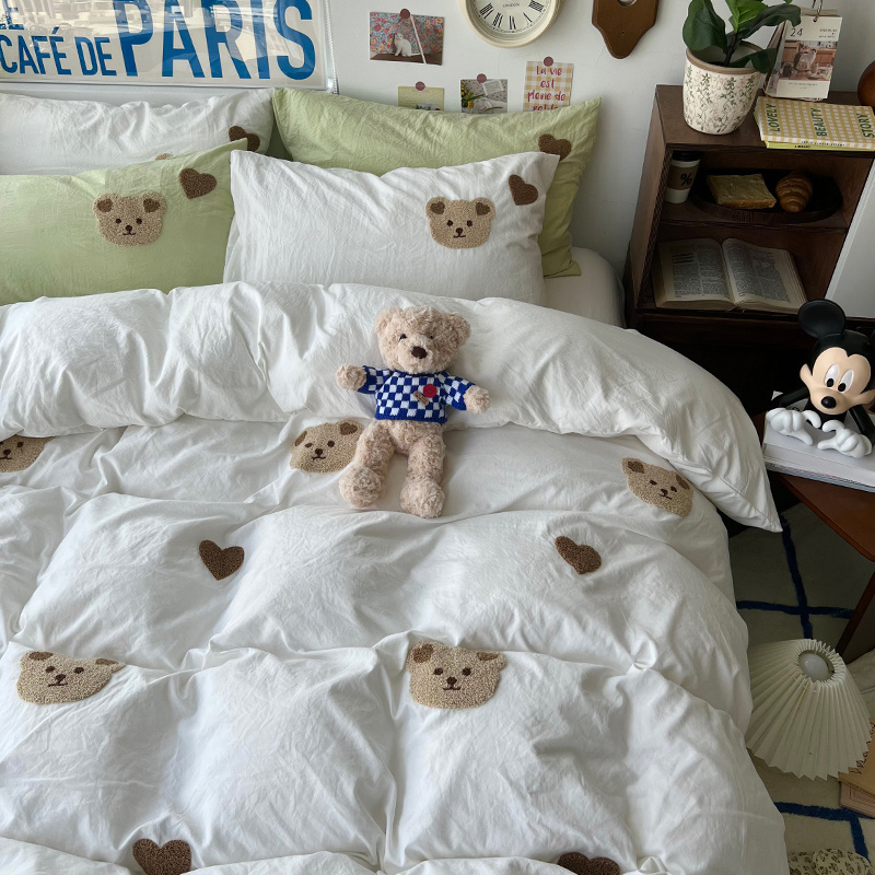 Manufacturers Direct Wholesale Autumn Winter Warm Embroidery Cotton Edge Milk Velvet  duvet cover Four - Piece bedding sets