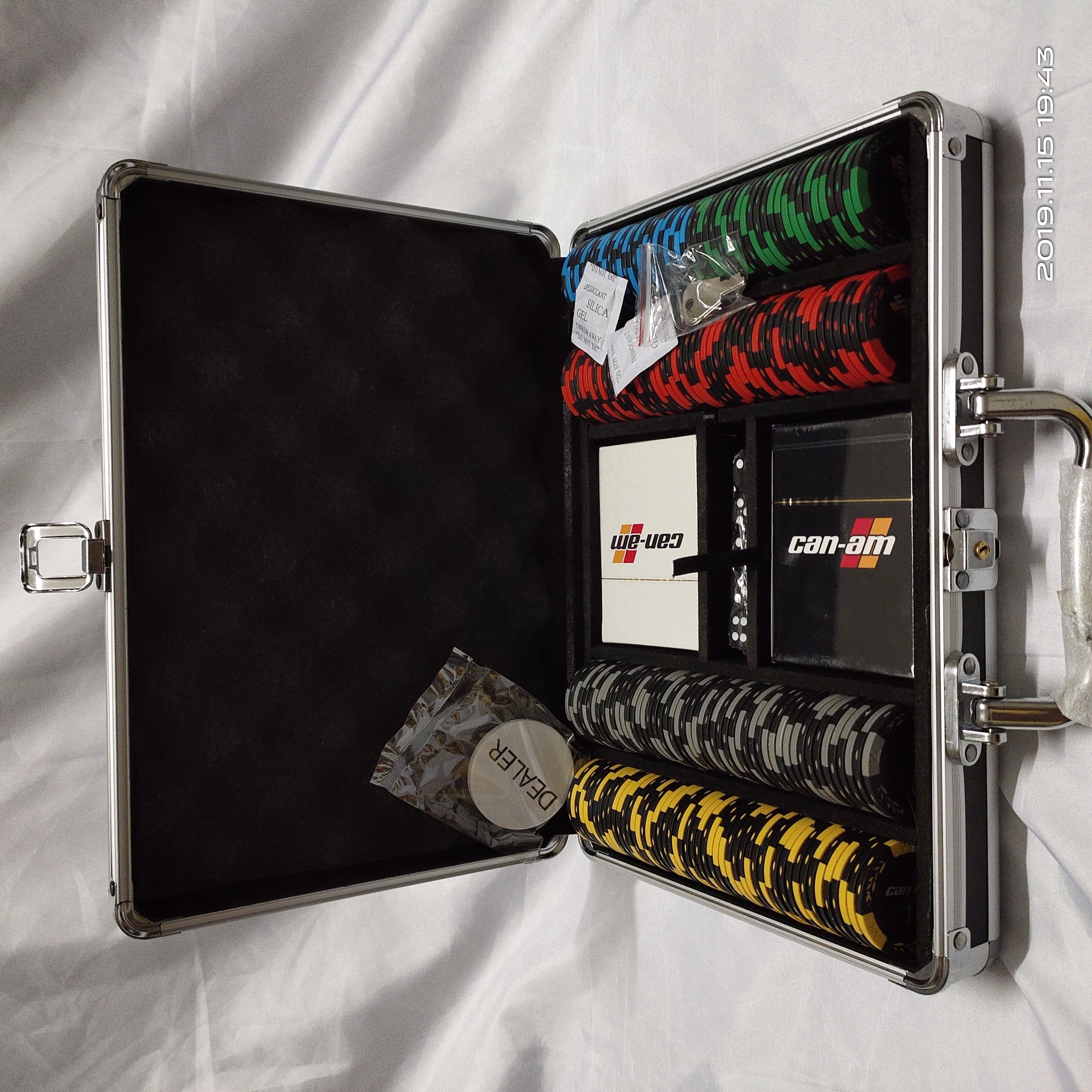 Poker Set Of 200 300 500 Chips   In PU Leather Carrying Case or aluminum case