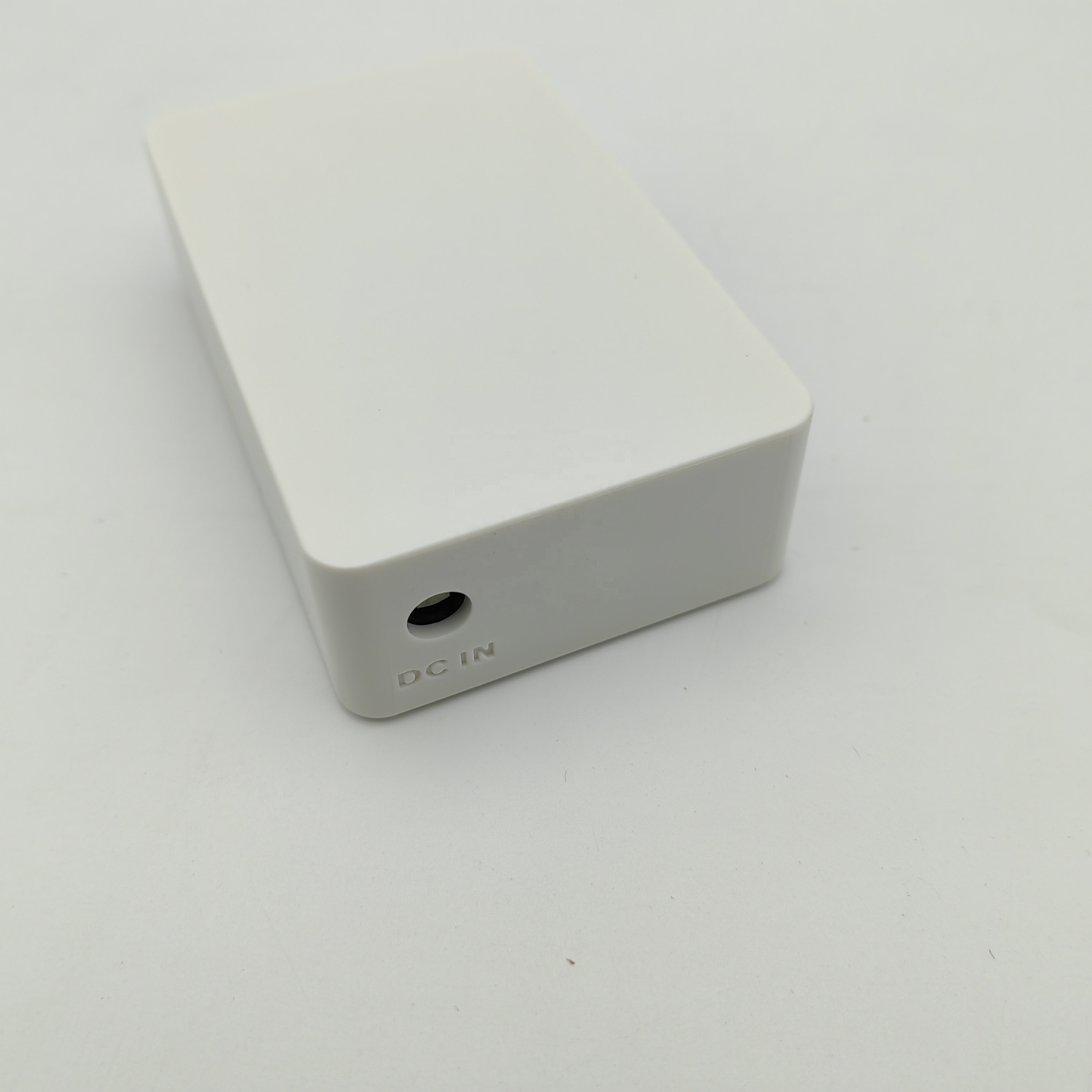 2023 Hot selling white store and forward 5-port 100 Mbps Ethernet switch 10/100Mbps adaptive network port