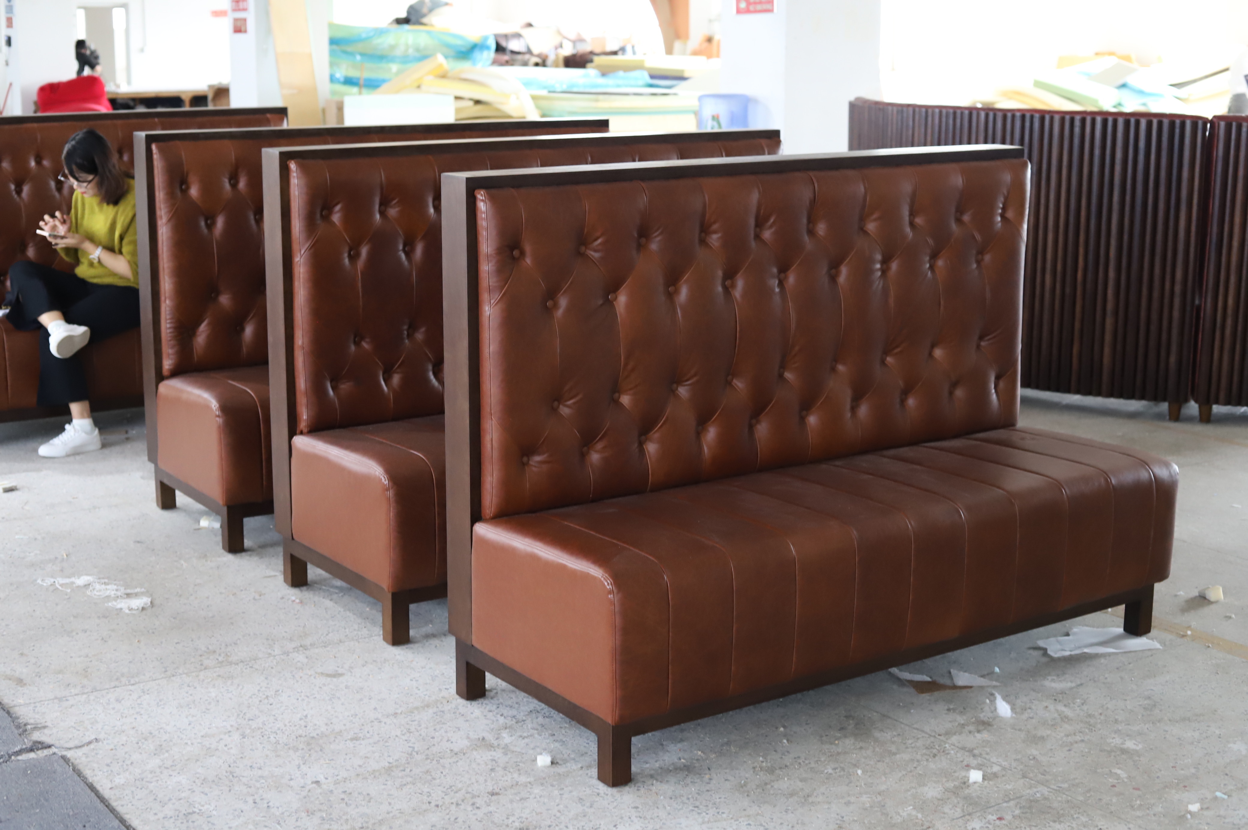 Hendry High-End Commercial Use Retro Style Genuine Leather U Shape Corner Booth Bench Seating Solid Wood Restaurant Table Sets